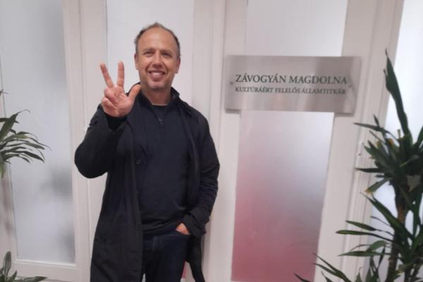 Nagy Zoltán a kultúráért felelős államtitkár irodája előtt